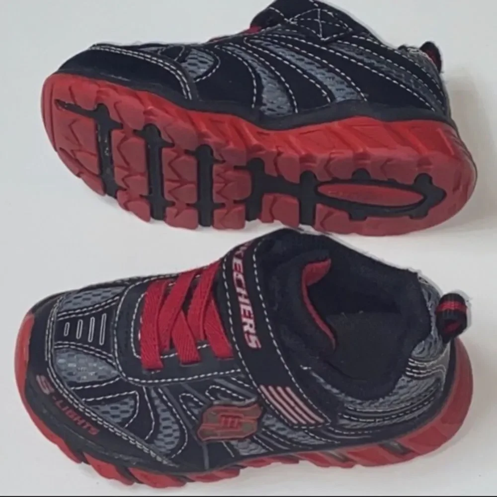 10X$50 SKECHERS RED BLACK BOY SHOES SIZE 8 US